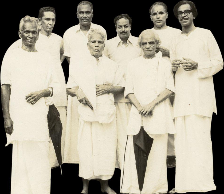 ഗുരു ചെങ്ങന്നൂരും കലാകര്‍ന്മാരും ഫോട്ടോ കടപ്പാട്:അംബുജാക്ഷന്‍ നായര്‍