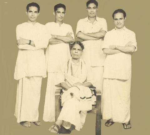 ഗുരു ചെങ്ങന്നൂരും ശിഷ്യന്മാരും ഫോട്ടോ കടപ്പാട്:അംബുജാക്ഷന്‍ നായര്‍