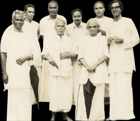 ഗുരു ചെങ്ങന്നൂരും കലാകര്‍ന്മാരും ഫോട്ടോ കടപ്പാട്:അംബുജാക്ഷന്‍ നായര്‍
